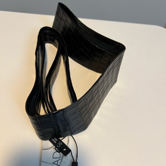 ADA Elegant Black Croc-Embossed Women's Belt - Picture 5 of 8